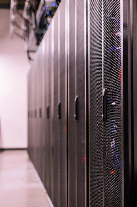Serverracks in einem Rechenzentrum