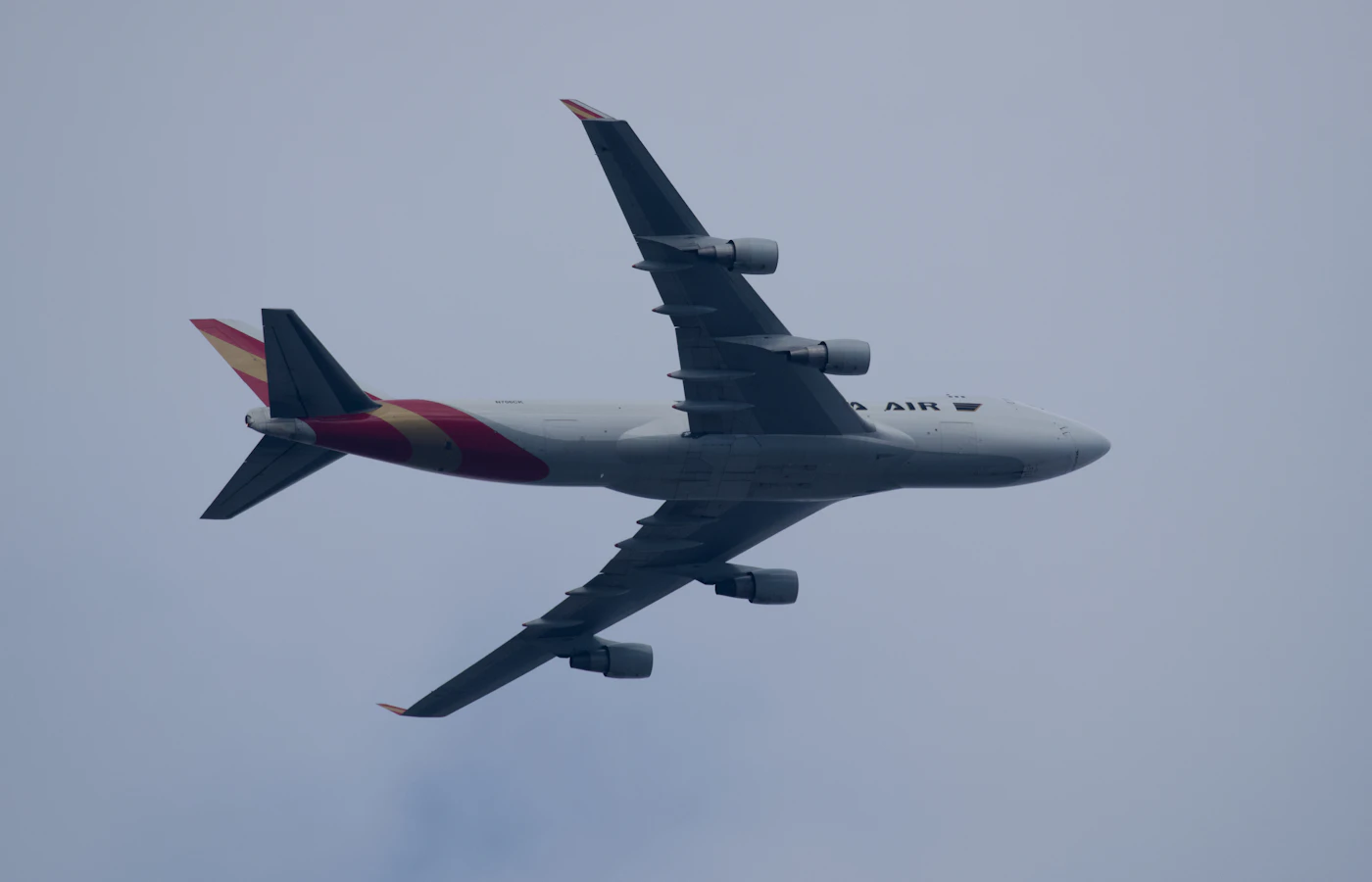Frachtflugzeug im Flug als Symbol für die Verknüpfung von Luftfrachtdaten