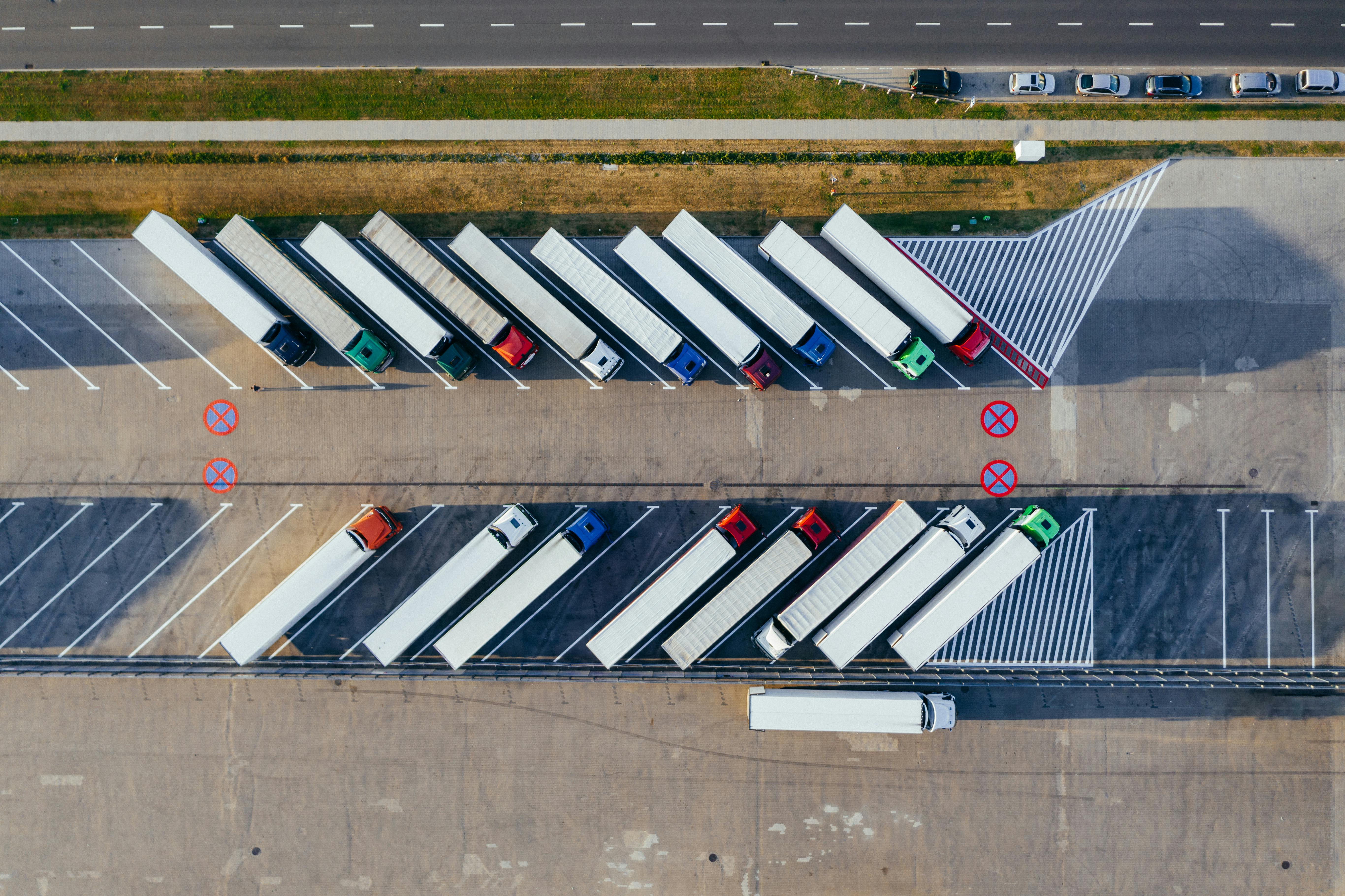 Lkw im Logistikbetrieb