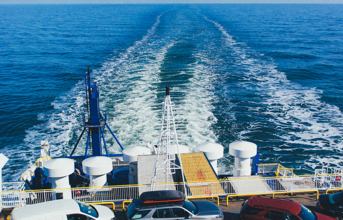 RoRo-Fährschiff auf offener See als Symbol für die AIS-Transportetappe